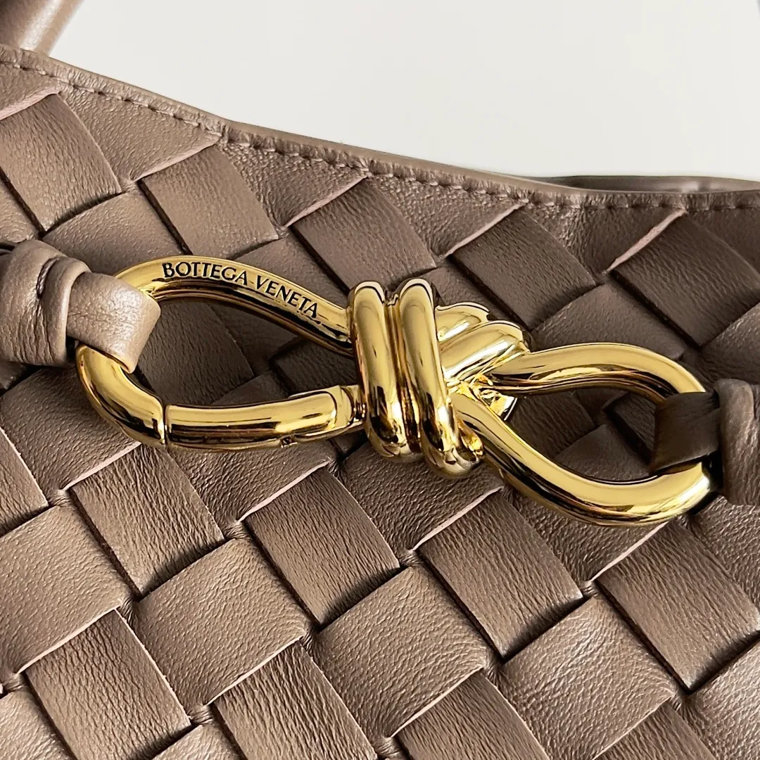 The 2023 new Andiamo batch of 2260 BV has been shipped‼ ️Really popular🔥The new Andiamo woven handbag launched by Bottega Veneta this season is really popular all over the world! ! Celebrities at home and abroad have worn it, and Oscar-winning actress Michelle Yeoh has taken it out on the street. Song Jia, Trai Yara, Yu Feihong, Sanji Ayaka, Rosie Hunting-Whiteley, Yoshioka Riho, etc. have all picked up this bag. It is classic and versatile, showing off its temperament, and the bag capacity is also large, which is very convenient for daily commuting! ! A variety of carrying methods, the shoulder straps can be adjusted by yourself, the original lambskin feels soft and delicate, and the neutral style is made to break gender boundaries and bring a more practical and long-lasting use experience. Andiamo, which has both elegant and casual styles, perfectly interprets the true appearance of "fashionable old money style". Style number: 743572 Size: 32*24*12